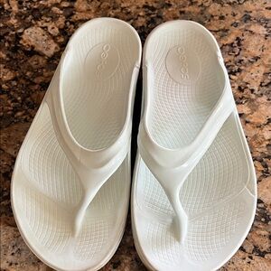OOFOS White Recovery Thong Flip Flops